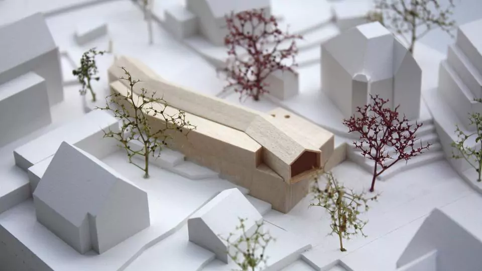 Modell mit langgezogenem Geäude aus Holz