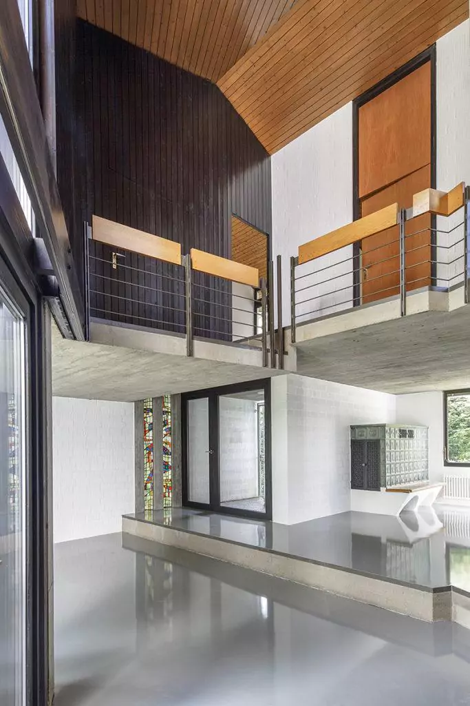 Inneraum mit Betondecke, Holzverkleidung und Galerie
