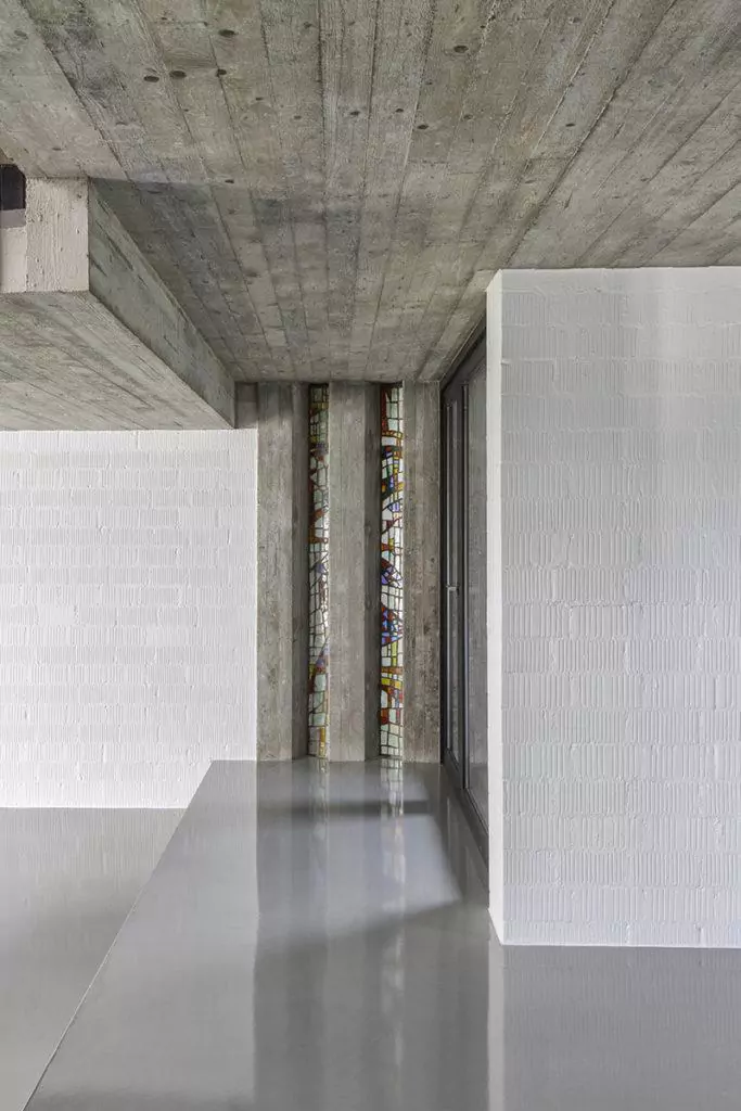 Blick auf Betonwand mit bunten Glasfenstern