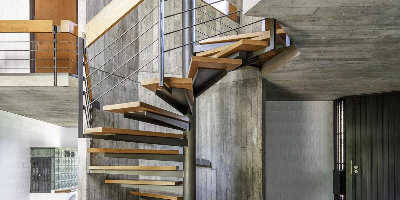 Wendeltreppe mit Holzstufen und Metallträgern