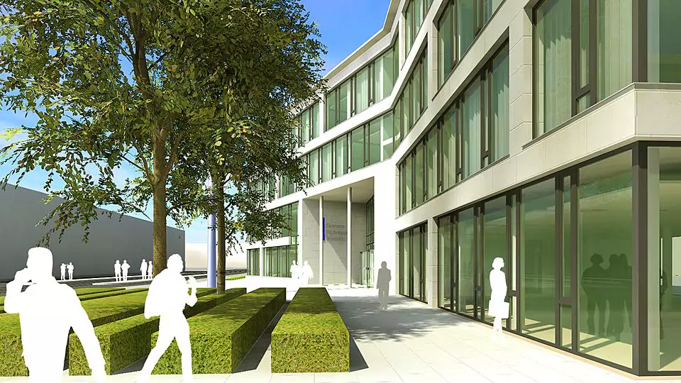 Vorplatz mit Begrünung und seitlichem Gebäude