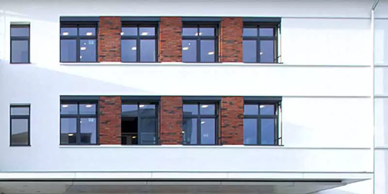 Blick auf eine Fensterpassage des Gebäudes