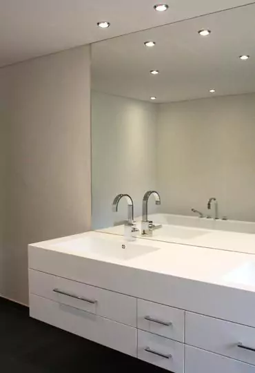 Blick auf das Waschbecken und den Spiegel