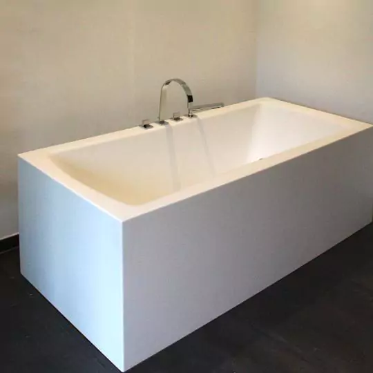 Weiße Badewanne mit Einlass aus Metall