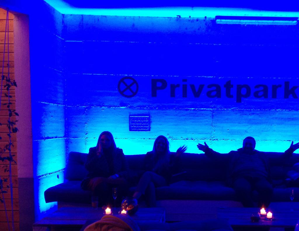 Lounge mit blauem Licht
